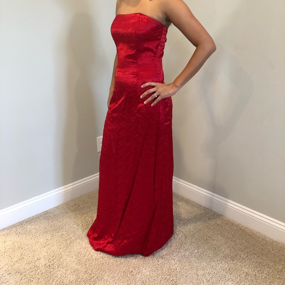 Red gown - Picture 2 of 7